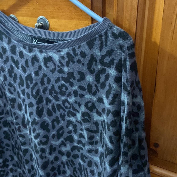 Black and gray cheetah 3/4 sleeve sweater - Picture 2 of 2
